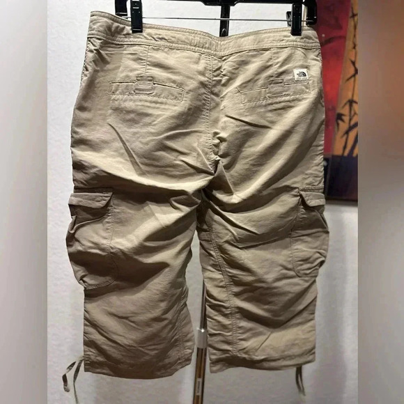 The North Face Nylon Drawstring Cargo Pocket Clamdigger Capris Women’s size 10 - Picture 3 of 10